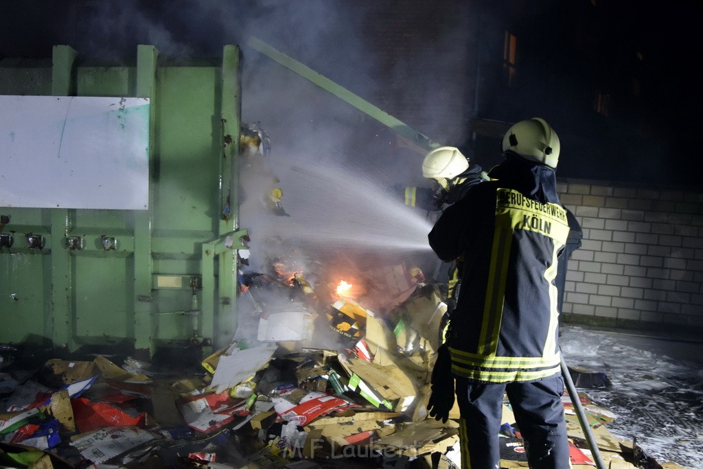 Feuer Papp Presscontainer Koeln Hoehenberg Bochumerstr P296.JPG - Miklos Laubert